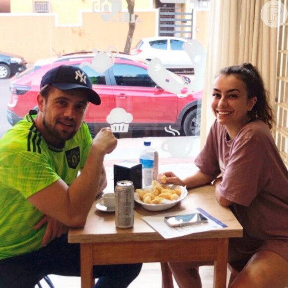 Rafael Cardoso e Vivian Linhares aparecem juntos tomando café meses após separação