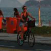 Adriana Esteves anda de bicicleta na orla da praia da Barra da Tijuca, no Rio, nesta segunda-feira, 12 de janeiro de 2014