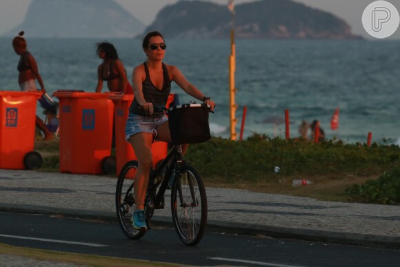 Adriana Esteves anda de bicicleta na orla da praia da Barra da Tijuca, no Rio, nesta segunda-feira, 12 de janeiro de 2014