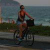 Com uma roupa confortável e fresquinha, Adriana Esteves pedalou e apreciou a paisagem do Rio de Janeiro
