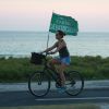 Adriana Esteves anda de bicicleta na orla da praia da Barra da Tijuca, no Rio
