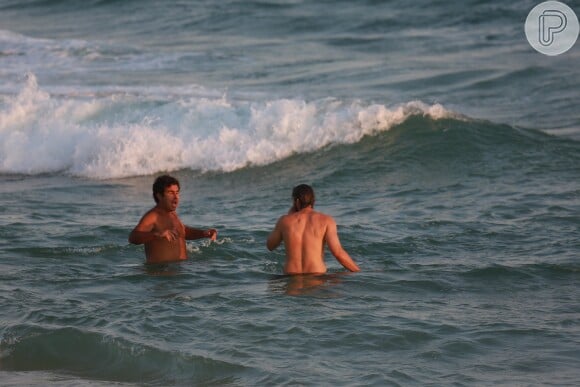 Vladimir Brichta se refresca no mar da praia da Barra da Tijuca, no Rio