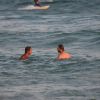 Vladimir Brichta curtiu as ondas do mar ao lado de um amigo, na praia da Barra da Tijuca, Zona Oeste do Rio