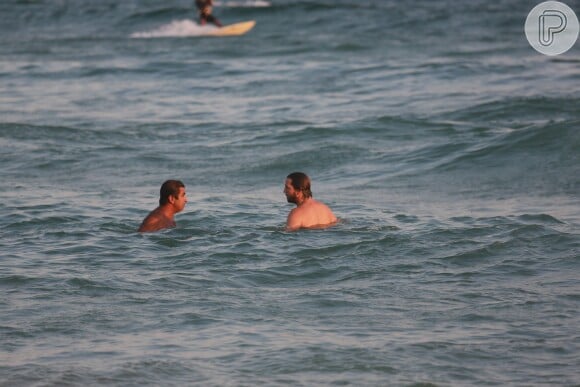 Vladimir Brichta curtiu as ondas do mar ao lado de um amigo, na praia da Barra da Tijuca, Zona Oeste do Rio