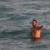 Vladimir Brichta se refresca no mar da praia da Barra da Tijuca, no Rio
