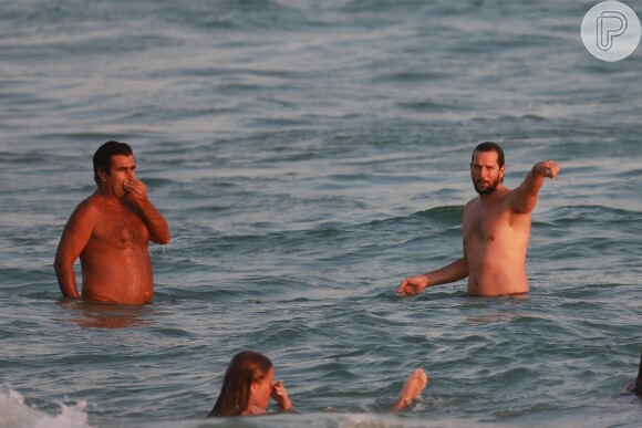 Enquanto Adriana Esteves pedalava, o marido, Vladimir Brichta,k se refrescava no mar da praia da Barra da Tijuca, no Rio