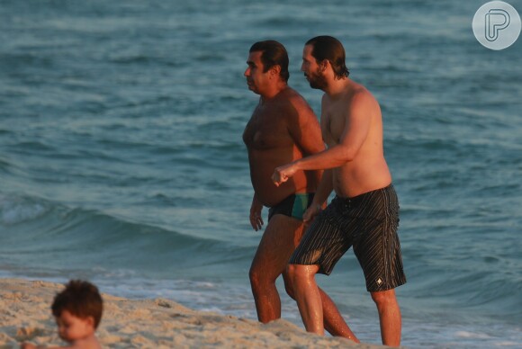 Vladimir Brichta exibiu uma visual mais barbudo, durante um passeio na praia da Barra da Tijuca