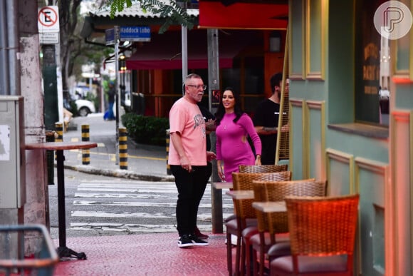 Bruna Biancardi na tendência Barbiecore! Influenciadora escolheu um vestido rosa justinho para a gravação