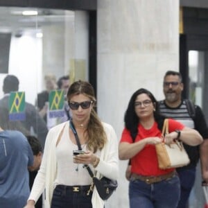 Grazi Massafera usa aerolook básico para desembarcar no Rio de Janeiro