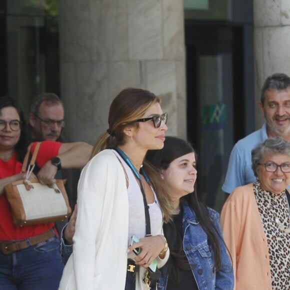 Grazi Massafera cumprimenta fãs e tira fotos no aeroporto Santos Dumont