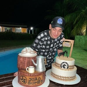 João Gomes ganhou festa ao fazer 21 anos e lembrou que só tinha tido uma comemoração