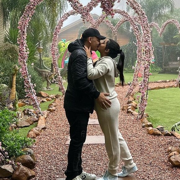 João Gomes e Ary Mirelle vão ser pais de um menino. Casal entre ida e vinda está junto há pouco mais de 8 meses