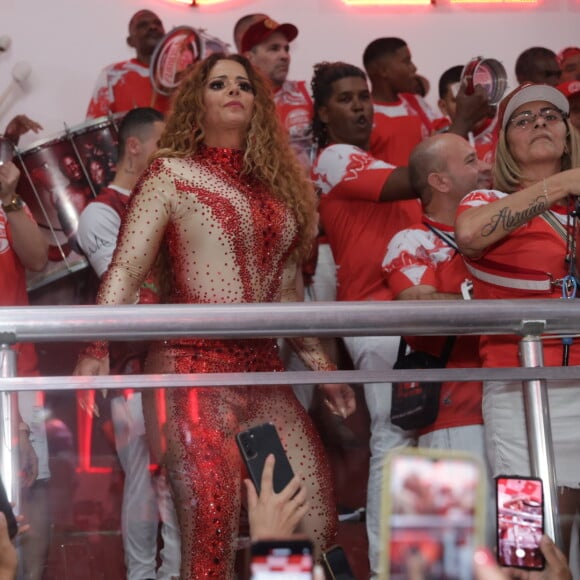 Vivianne Araujo entregou que fez procedimentos estéticos para voltar a ativa no carnaval depois de dar a luz.
