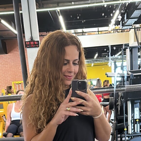 Vivianne Araujo compartilha com seus seguidores sua rotina de exercícios.