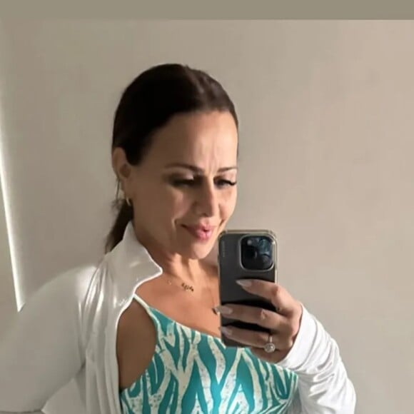 Vivianne Araujo exibiu uma cintura fina após fazer uma lipoaspiração.