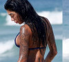 De biquíni micro, a irmã de Gabigol, Dhiovanna Barbosa exibiu corpo todo tatuado em dia na praia no Rio de Janeiro em 3 de agosto de 2023