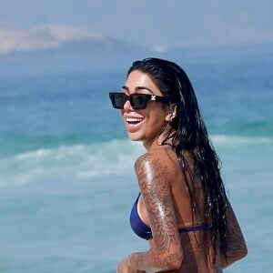 Dhiovanna Barbosa apostou em biquíni trendy para dia na praia
