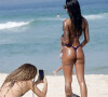 De biquíni micro, a irmã de Gabigol, Dhiovanna Barbosa posou para uma amiga nas areias da praia da Barra da Tijuca, no Rio de Janeiro