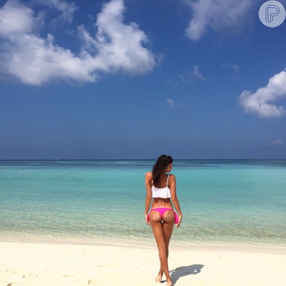 Alheia à premiação, Irina Shayk tem compartilhado fotos de sua viagem a uma praia paradisíaca