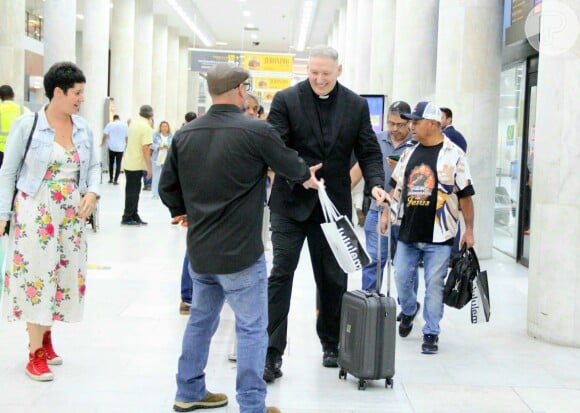 Padre Marcelo Rossi foi fotografado desembarcando no aeroporto do Rio de Janeiro