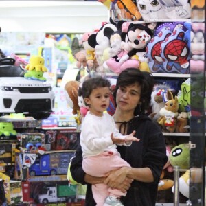 Nanda Costa levou as filhas para ver uma loja de brinquedo e provavelmente estava quase sendo convencida de levar algum.
