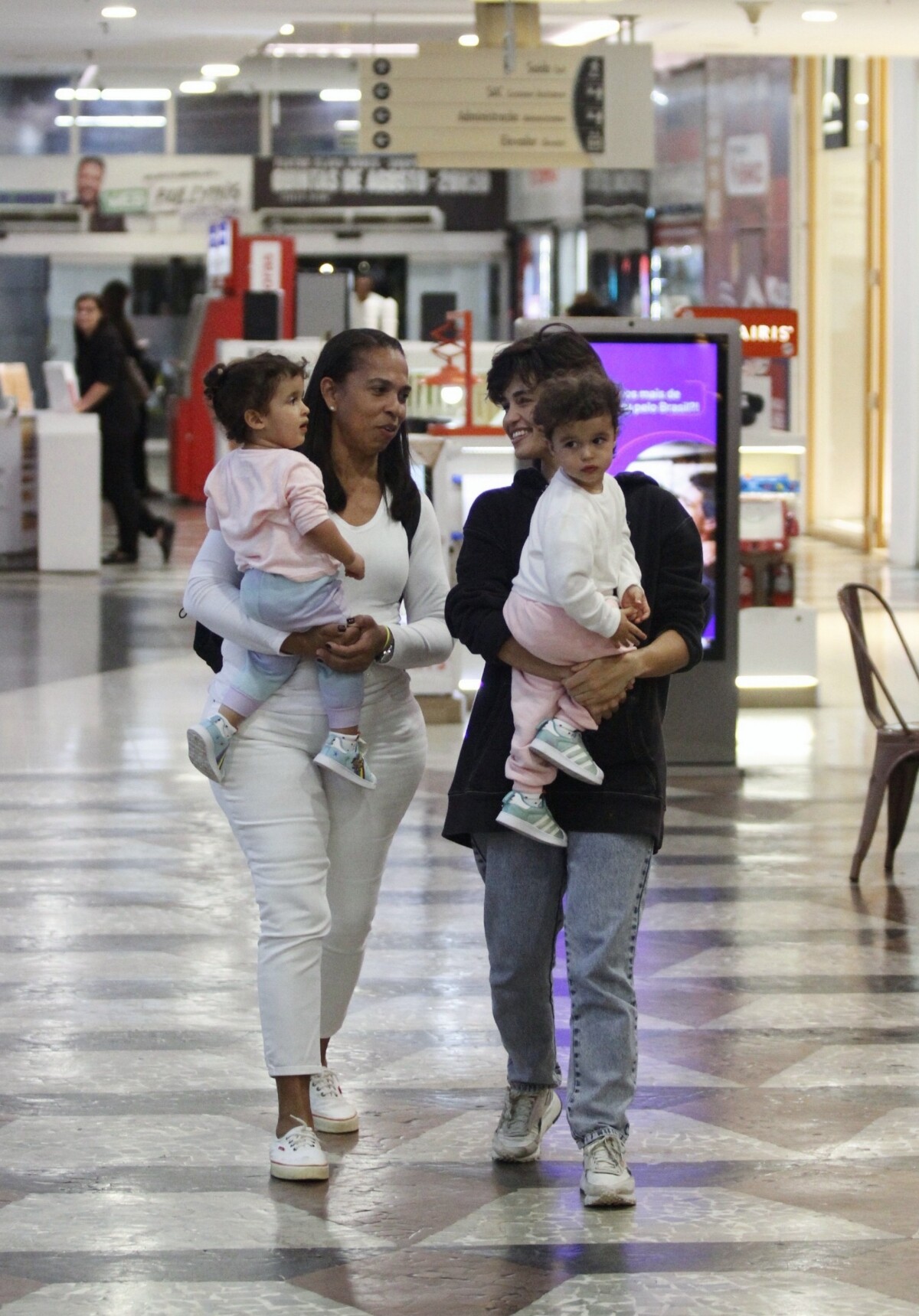 Foto Nanda Costa levou Kim e Tiê para passear enquanto estava acompanhada de uma babá Purepeople