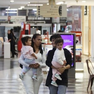 Nanda Costa levou Kim e Tiê para passear enquanto estava acompanhada de uma babá.