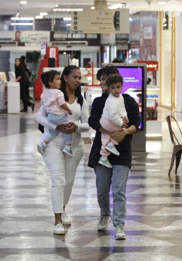 Nanda Costa levou Kim e Tiê para passear enquanto estava acompanhada de uma babá.