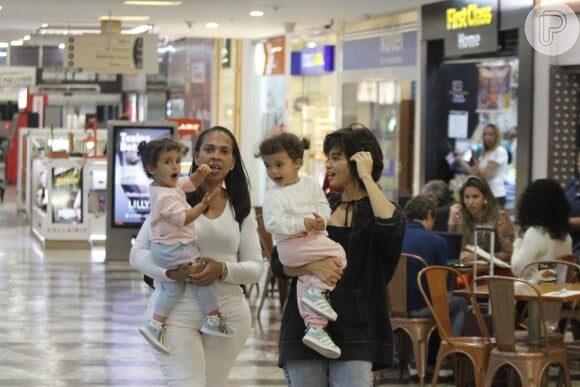 Nanda Costa é mãe das gêmeas Kim e Tiê.