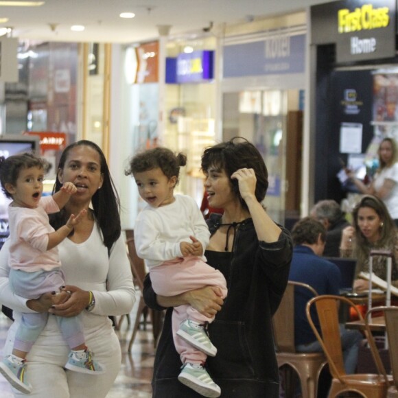 Nanda Costa é mãe das gêmeas Kim e Tiê.