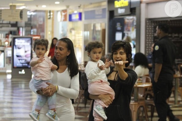 Kim e Tiê, filhas de Nanda Costa, foram fofissímas com o fotógrafo que flagrou o passeio no shopping.