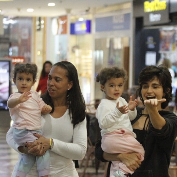 Kim e Tiê, filhas de Nanda Costa, foram fofissímas com o fotógrafo que flagrou o passeio no shopping.