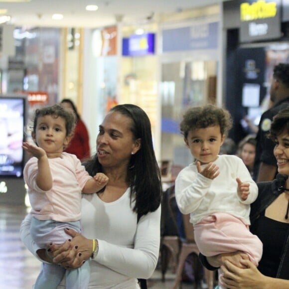 Kim e Tiê esbanjam fofura e mandam beijos para paparazzi em passio com Nanda Costa