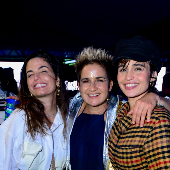 Nanda Costa, Lan Lanh vulgo as mamães de Kim e Tiê come Emanuelle Araújo enquanto curtiram o festival de inverno Rio.