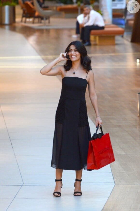 Juliana Paes escolheu um look comportado, com vestido preto soltinho, para o passeio
