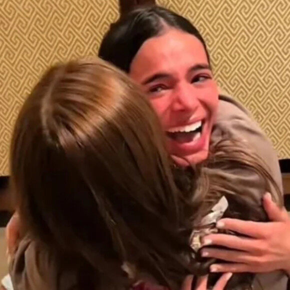 Bruna Marquezine e Sasha Meneghel realizam sonho de todo fã da Taylor Swift e vão a show com Xolo Maridueña