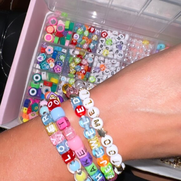 Bruna Marquezine e Sasha Meneghel fazem pulseiras da amizade para show de Taylor Swift