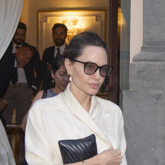'Angelina Jolie poderia ter falido, então é inteligente reduzir suas perdas', diz fonte do tabloide
