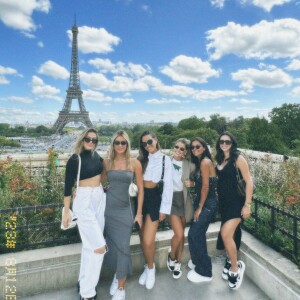 Bruna Biancardi compartilha fotos de passeio com as amigas por Paris, sem a presença de Neymar