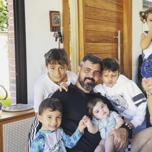 Juliano Cazarré é pai atualmente de 5 filhos, mas ele não descarta a possibilidade da família aumentar.