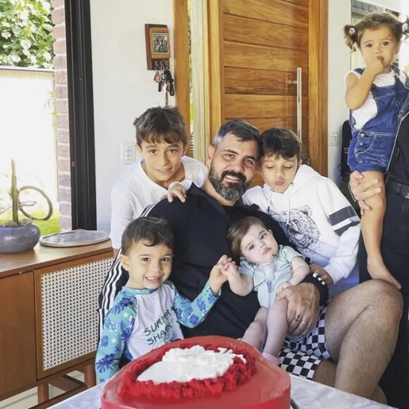 Juliano Cazarré é pai atualmente de 5 filhos, mas ele não descarta a possibilidade da família aumentar.
