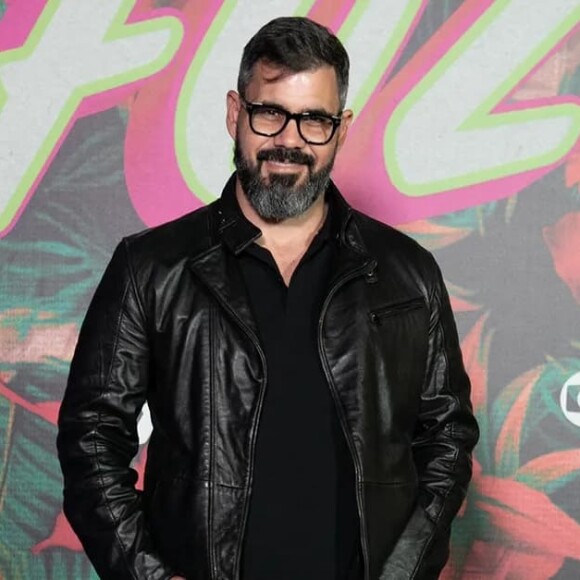 Juliano Cazarré está no ar como o vilão Pascoal da novela 'Fuzuê' da Globo