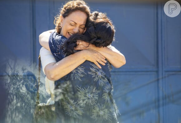 Angelina e Agatha se abraçam após a mãe de Caio deixar a cadeia em 'Terra e Paixão'. Ela alega que ficou presa por um crime que não cometeu