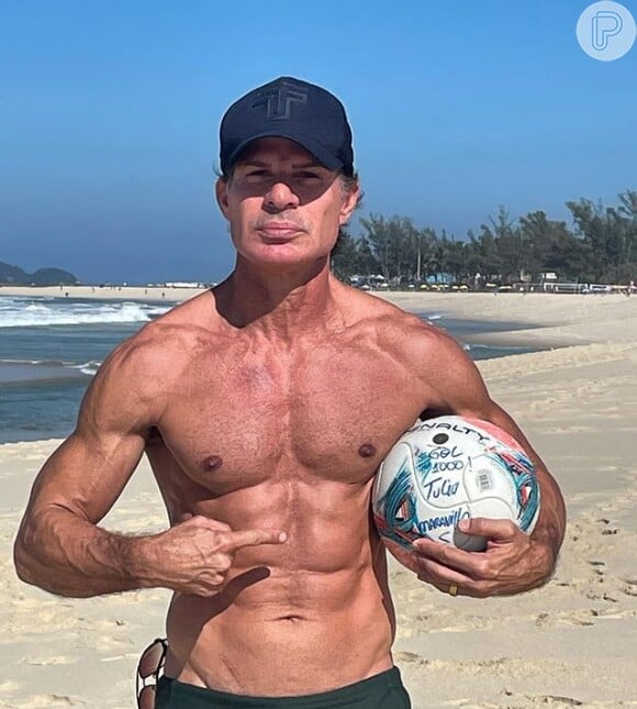 Aos 54 anos, Túlio Maravilha continua com um corpo de fazer inveja a muito jogador de 20 poucos anos