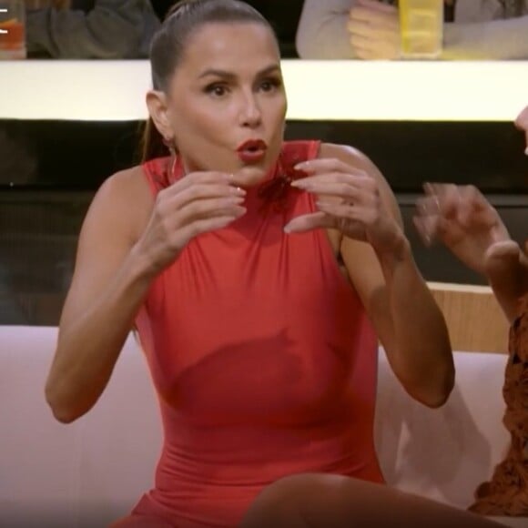 Deborah Secco entrega detalhes sobre órgão sexual de marido: "Duro tipo madeira"