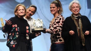 A menos de mês dos 96 anos, Laura Cardoso recebe três homenagens em Gramado com troféus e Calçada da Fama