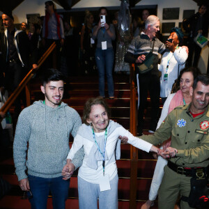 Laura Cardoso deixa o Palácio dos Festivais em Gramado em agosto de 2023