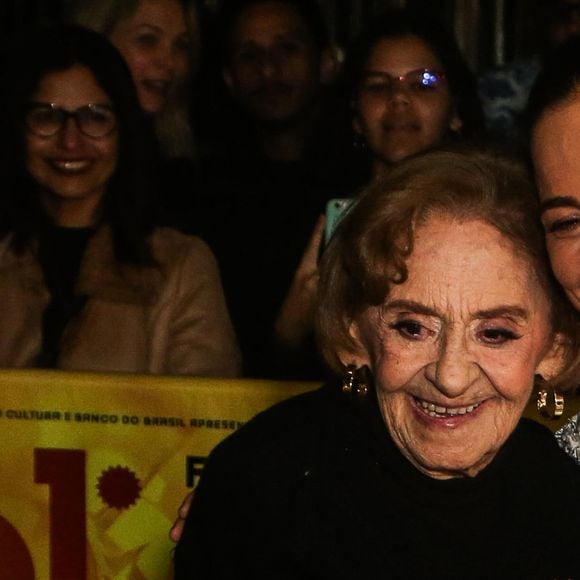 Laura Cardoso posou com Alice Braga antes de ganhar o Troféu Oscarito