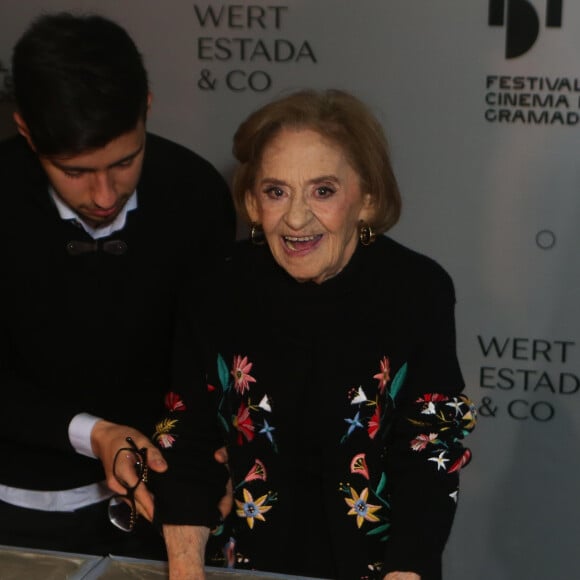 Laura Cardoso faz 96 anos em 17 de setembro de 2023; atriz em 18 de agosto de 2023 colcoou as mãos na Calçada da Fama de Gramado (RS)
