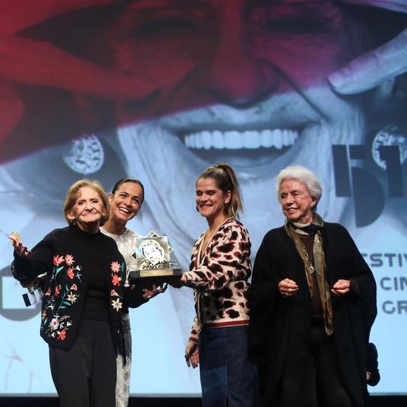 Laura Cardoso se emocionou ao ser premiada com o Troféu Oscarito: 'Muito obrigada por gostarem do meu trabalho'